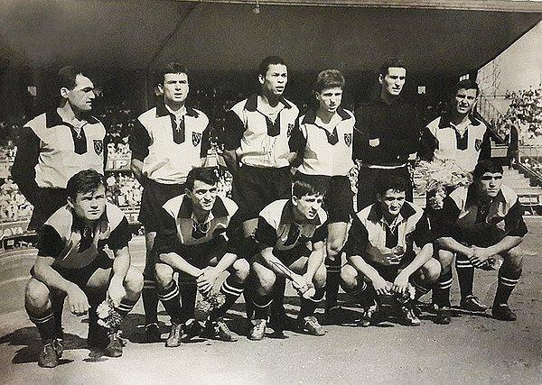 Günümüzde hâlâ Pera Kulübün amblemini kullanan Beyoğluspor, İstanbul Rumları’nın en büyük spor kulübü. Kıbrıs’taki olayların ateşlendiği 1950’lerin sonuna kadar İstanbul’un en önemli kulüplerinden olan Beyoğlu, bu yıllarda Kıbrıs bahanesiyle azınlıkların sindirilmesinden çok etkilendi.