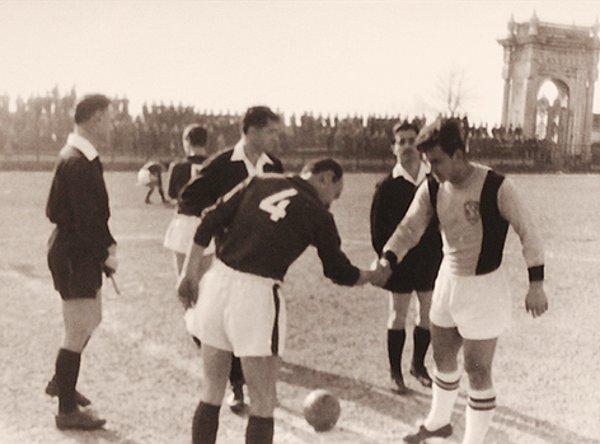 AEK, Türkiye-Yunanistan ilişkilerinin en iyi olduğu 1950’lerde Türkiye’ye onlarca kez geldi. Üç büyüklerle ve Beyoğluspor’la maçlar yaptı. Sahaya Türk bayrağı ile çıktı.