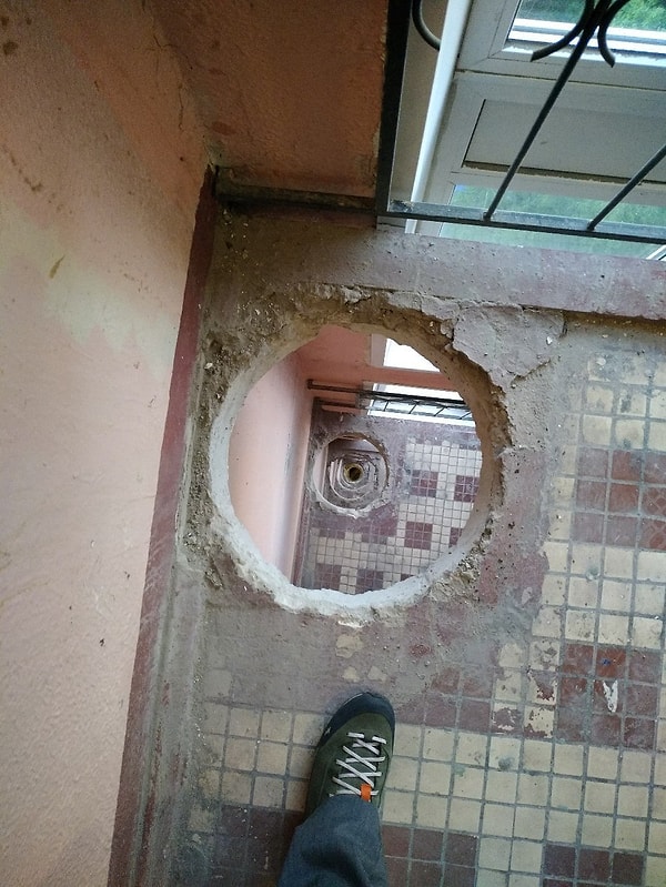 7. Когда в доме меняют мусоропровод