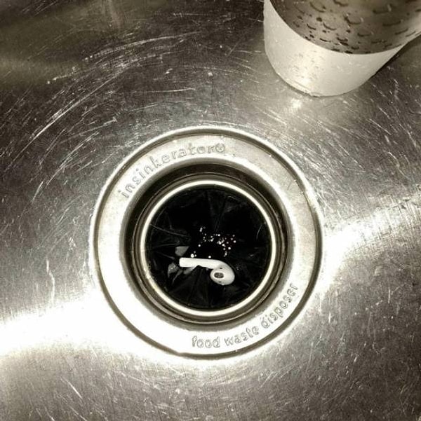 9. Полезли бы за наушником? Кстати, эта раковина с измельчителем отходов