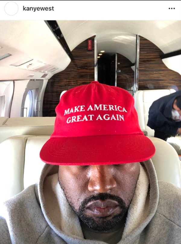 Kanye West, üzerinde MAKE AMERICA GREAT AGAIN yazılı şapkasıyla bu fotoğrafı paylaşmıştı.