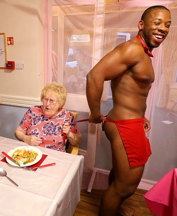 Судя по комментариям присутствующих, ужин прошел на ура! Британские леди преклонного возраста не прочь еще как-нибудь повторить 😆 😉