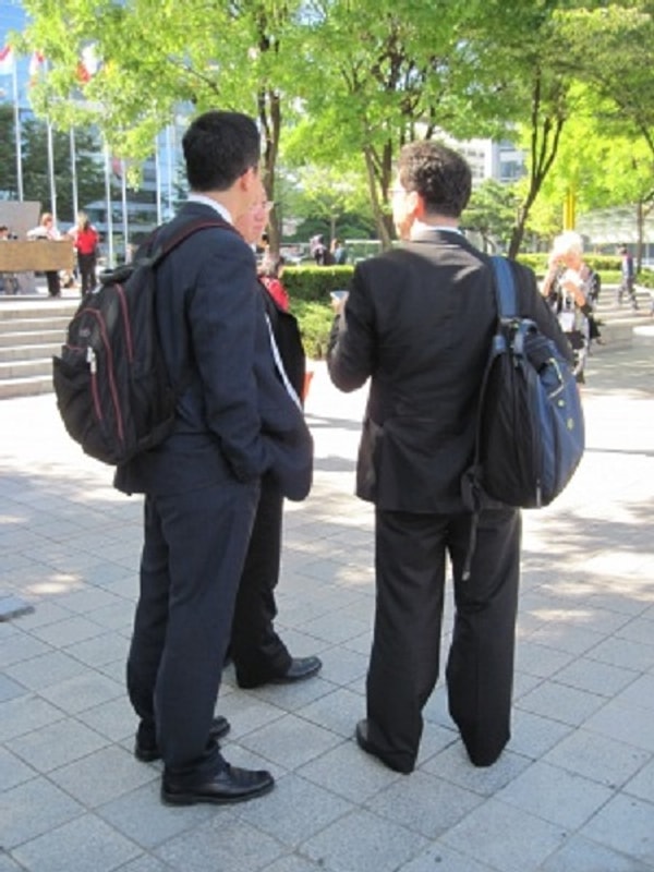 3. Деловой костюм с рюкзаком или со спортивной курткой