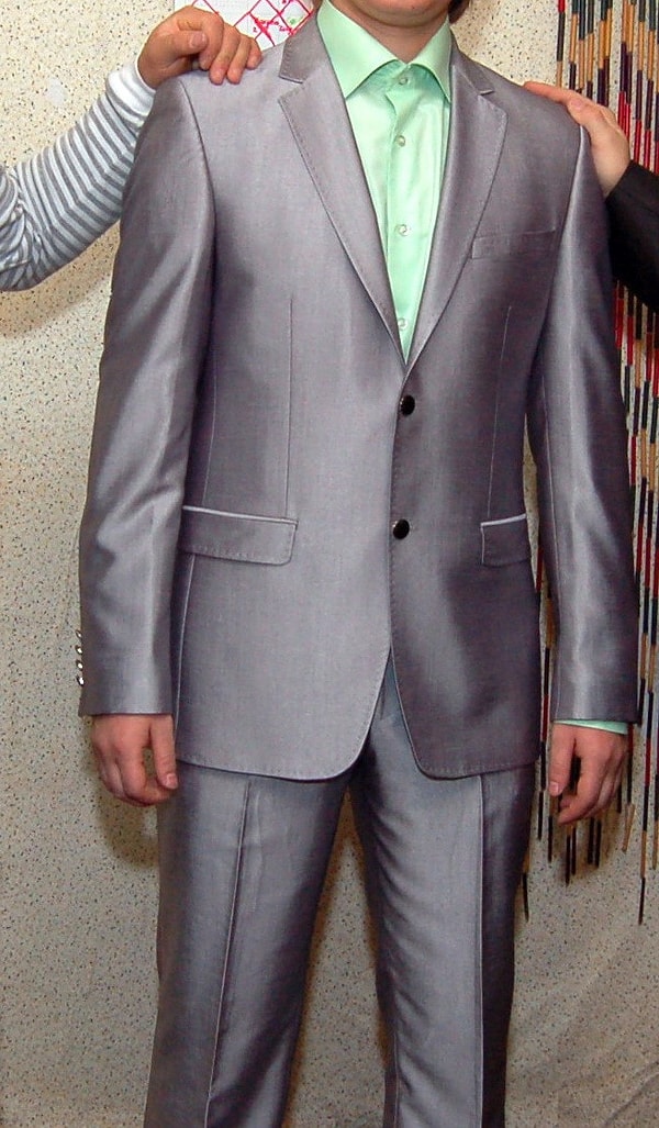 8. Костюм с серебристым отливом