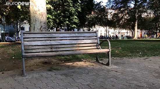 Evsiz İnsanların Banklarda Yatmasını Engellemek İçin Konulan Demirleri Sökerek Davalık Olan Gençler