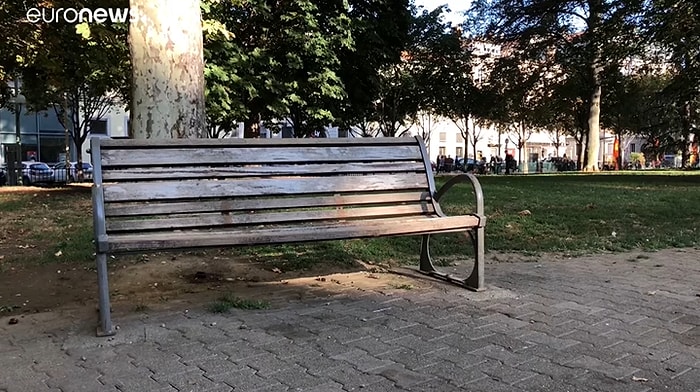 Evsiz İnsanların Banklarda Yatmasını Engellemek İçin Konulan Demirleri Sökerek Davalık Olan Gençler