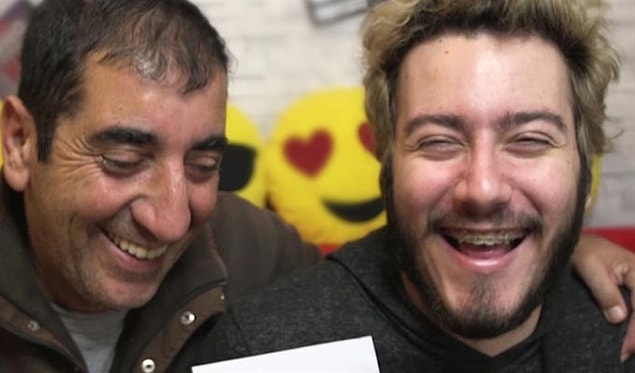 Fotoğraftaki diğer kişi de Enes Batur'un amcası. Amcası genç YouTuber'ın videolarında kendisine yardım ediyor, pek çok videoda görünüyor.