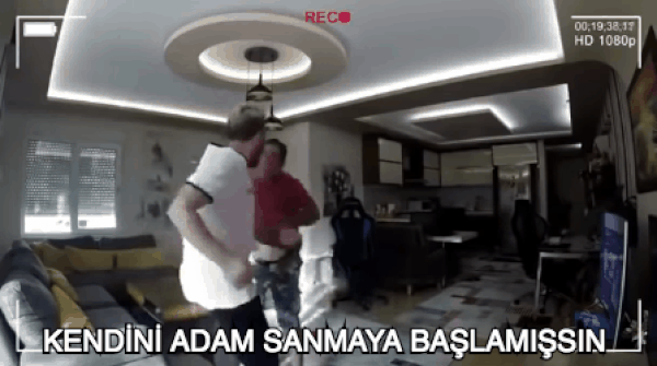 Farklı açılardan gizli kameraların yerleştirildiği evin salonunda Enes Batur amcasına ağza alınmayacak hakaretlerde bulunuyor.