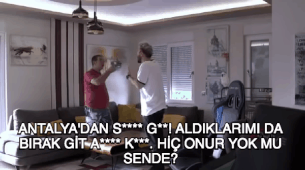 Ve amcasını kovuyor.