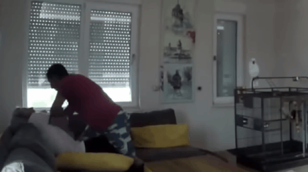 Sözlü tartışma fiziksel didişmeye dönüyor. Ardından Enes Batur gitmeye yeltenen amcasına "Ben istemeden gidemezsin." diyor.
