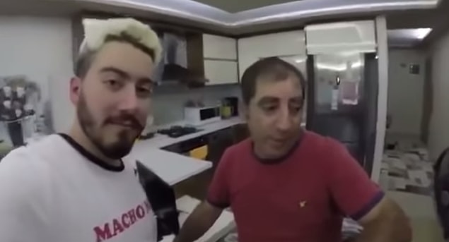 Zoruma gitti diyerek ağlamaklı olan amcasından özür dileyip videoyu kapatıyor genç fenomen.