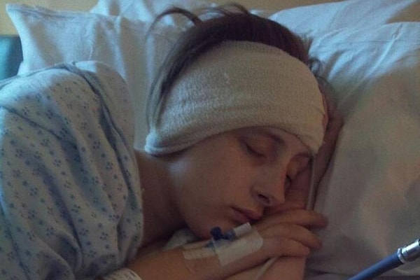 Yıllardır sıkıntı yaşayan Jodie ameliyat oldu. Hastanedeki doktorlar Jodie'nin beynindeki baskıyı rahatlatmak için kafa tasının o kısmını aldılar.