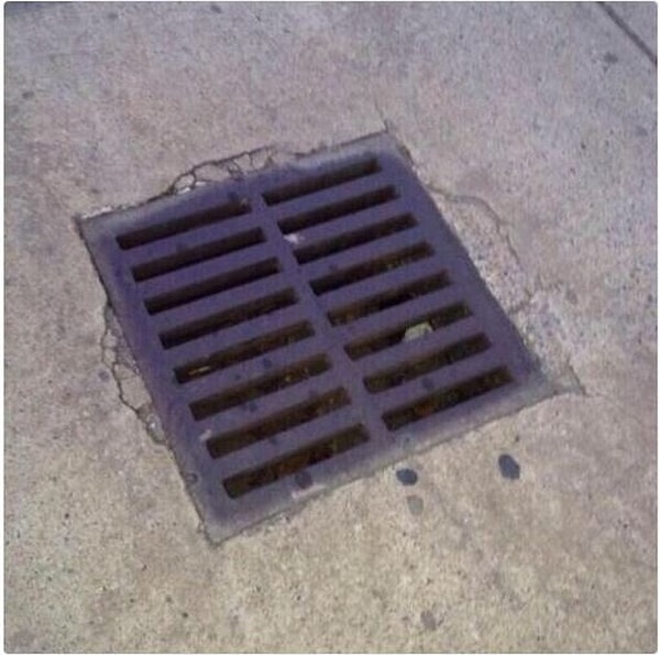 6. А вы тоже крепче прижимаете к себе телефон, когда проходите мимо таких отверстий?