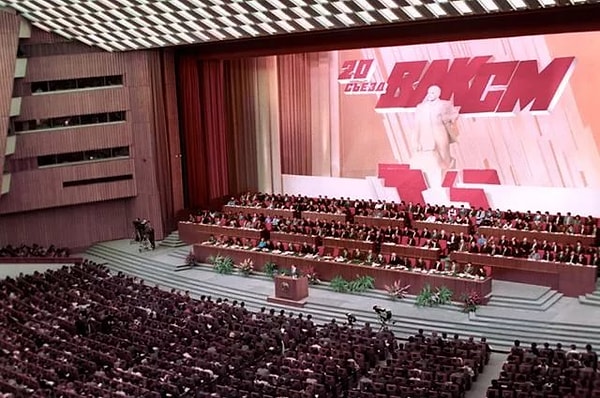 9. Как заканчивается фраза Николая Островского: "Вместе с комсомольским билетом мы получили..."?