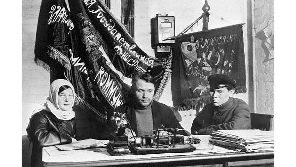 11. На значке комсомольцев был изображен...