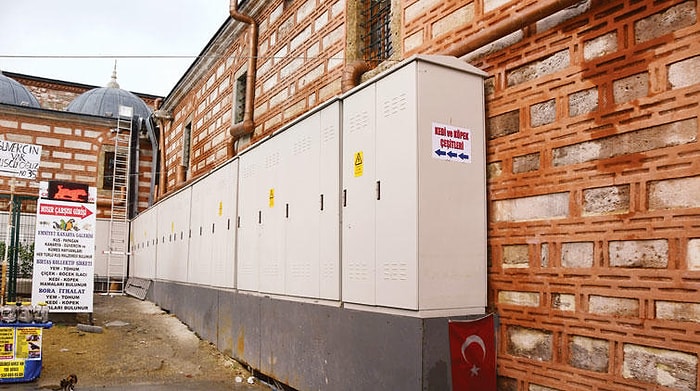 Çivi Çakmak Yasak! Mısır Çarşısı’nın Duvarı 2 Metre Boyundaki 45 Elektrik Panosu ile Kaplandı