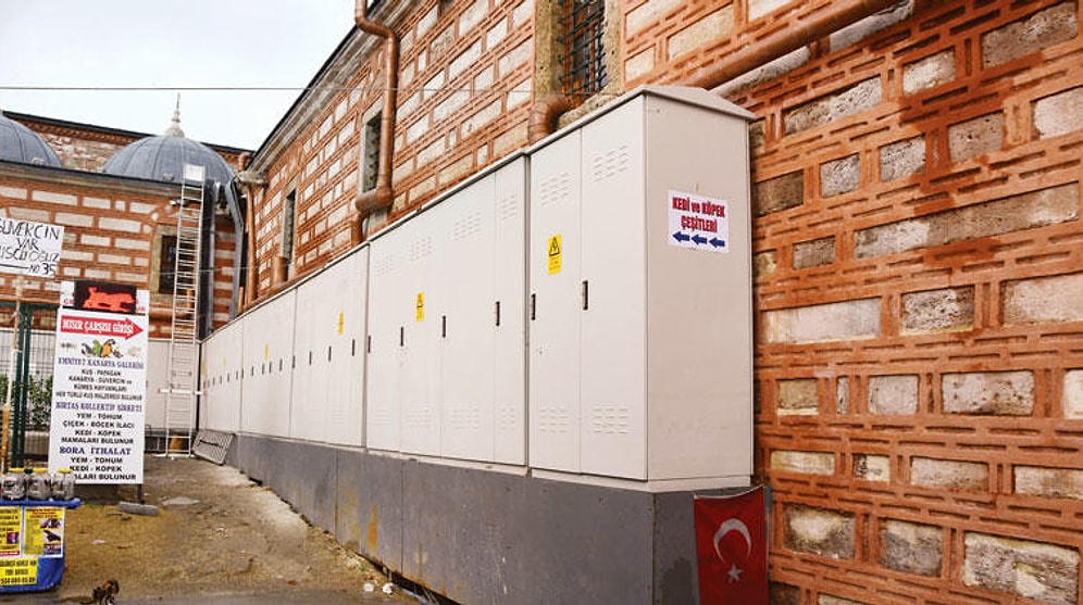 Çivi Çakmak Yasak! Mısır Çarşısı’nın Duvarı 2 Metre Boyundaki 45 Elektrik Panosu ile Kaplandı