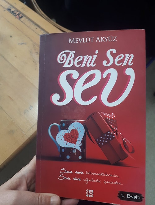 Yeni Nesil Türk Edebiyatı'na Eleştirel Mizahıyla Ders Veren 'Ben Edebiyat Değilim' Hesabından 17 İbretlik Paylaşım