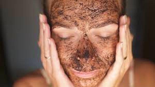 JAMA Dermaology'ye göre, yüzüne düzenli aralıklarla kahve maskesi uygulayan kadınlarda, deri hastalıklarına yakalanma olasılığı oldukça düşük.