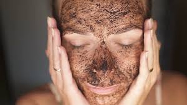 JAMA Dermaology'ye göre, yüzüne düzenli aralıklarla kahve maskesi uygulayan kadınlarda, deri hastalıklarına yakalanma olasılığı oldukça düşük.