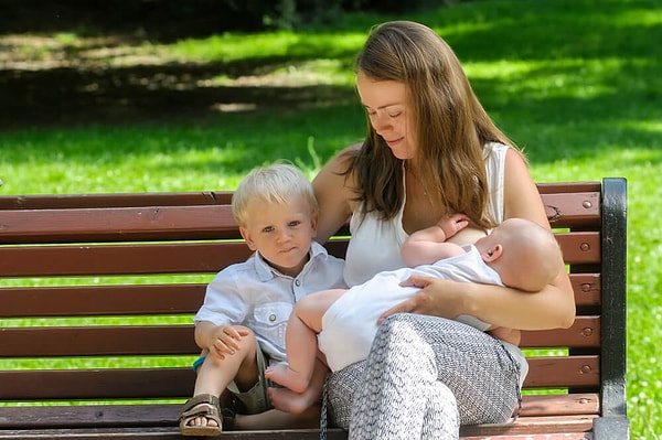 4. Кормить ребенка грудью в общественных местах — это норма?