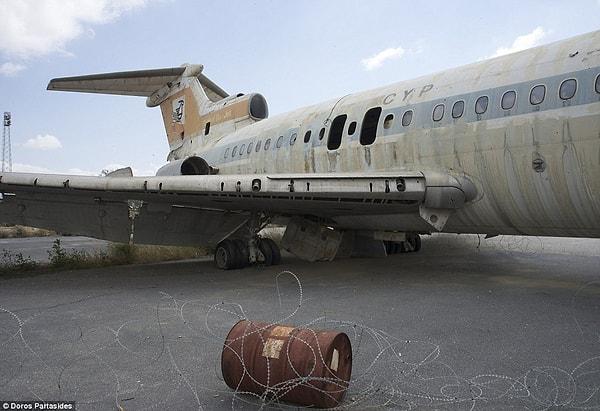 Lefkoşa Uluslararası Havalimanı'nda paslanmak üzere terk edilen bir uçak.