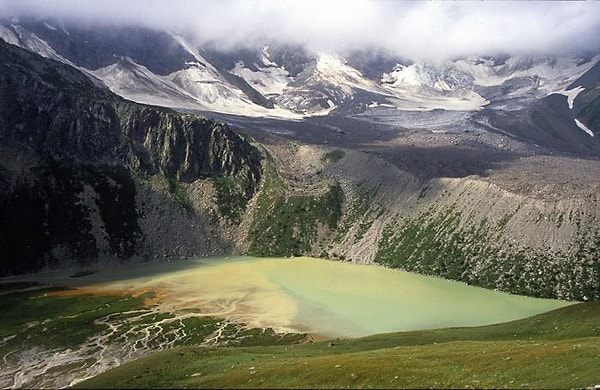 1. Каким горам посвящали свои произведения Александр Пушкин и Михаил Лермонтов?