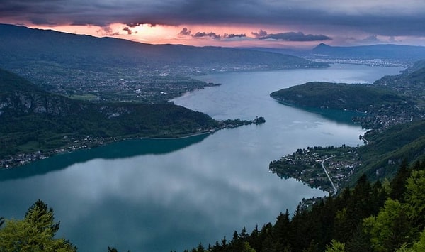 5. В какую реку бросилась Катерина - героиня пьесы "Гроза" А.Н. Островского?