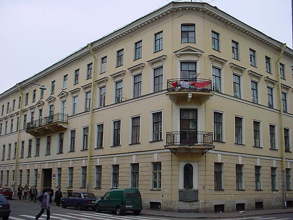 6. В каком городе происходит действие романа Федора Достоевского "Преступление и наказание"?