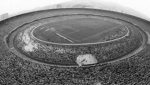 6. Uruguay ve Brezilya arasında Maracana Stadyumu'nda oynanan 1950 Dünya Kupası Finali, 199 bin 854 seyirci ile tüm zamanların tribün rekoruna sahip olmaya devam ediyor.