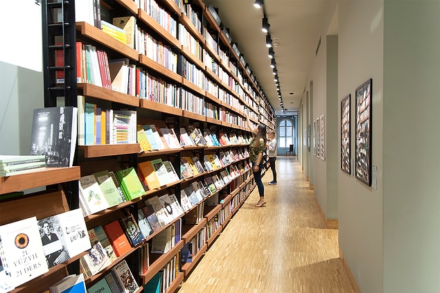 Mutfağın tam karşısında ise, Beyoğlu'nun sevilen kitabevlerinden Robinson Crusoe 389 bulunuyor. Burada günümüz dünyasından biraz uzaklaşıp kitapların dünyasına sığınabilirsiniz.