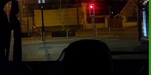 Bisiklet Kullanırken Bir Yandan da Telefonla İlgilenen Adam, Kafa Göz Arabaya Daldı!