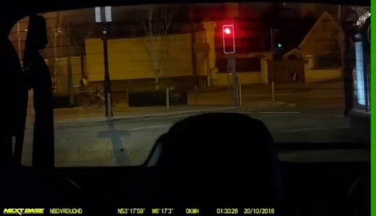 Bisiklet Kullanırken Bir Yandan da Telefonla İlgilenen Adam, Kafa Göz Arabaya Daldı!