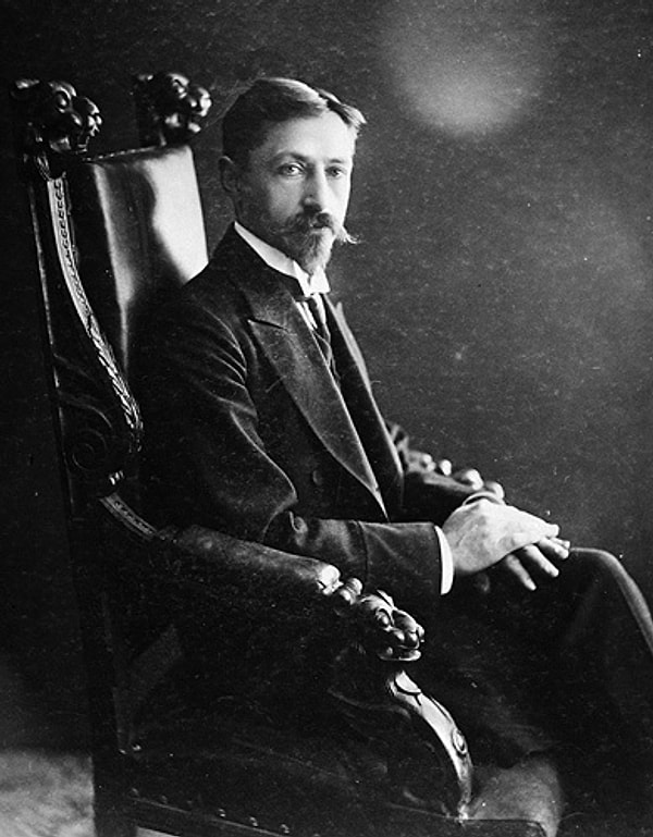 7. "Есть женские души, которые вечно томятся какой-то печальной жаждой любви и которые от этого самого никогда и никого не любят"