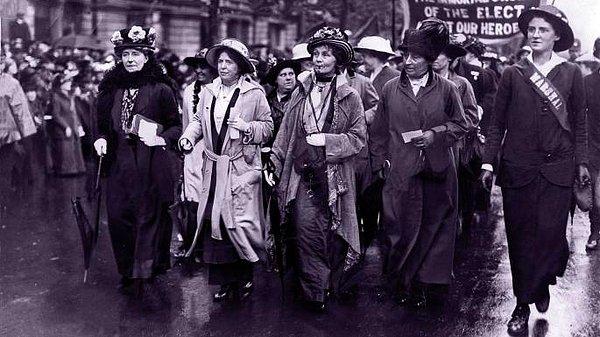 Süfrajetlerin tanımını kısaca yapacak olursak; 19. yy sonlarına doğru İngiltere'de kadınların oy hakkı için mücadele etmiş bir kadın hareketi.