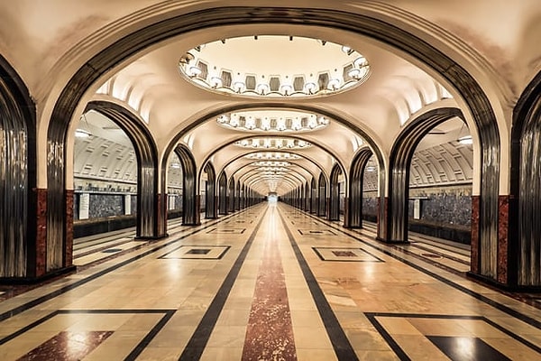 1. Начнем с легкого. Вы думаете, это фотография метро в Москве или какого-нибудь русского дворца?