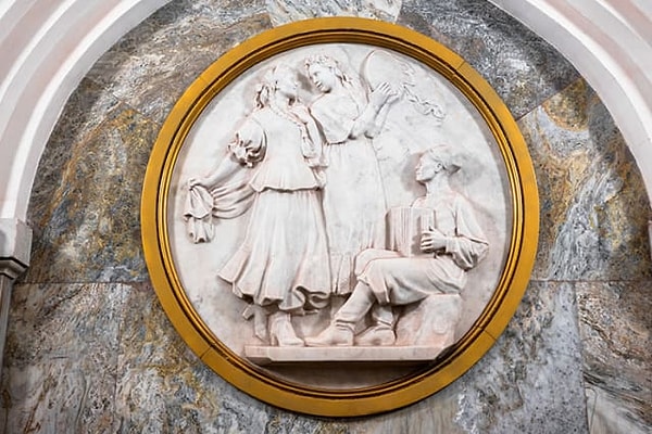 2. Где находится такой барельеф?