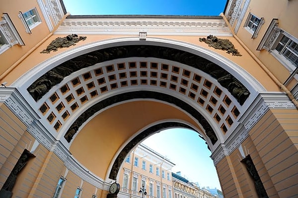 7. Что скажете насчет этой величественной арки? Где она расположена?