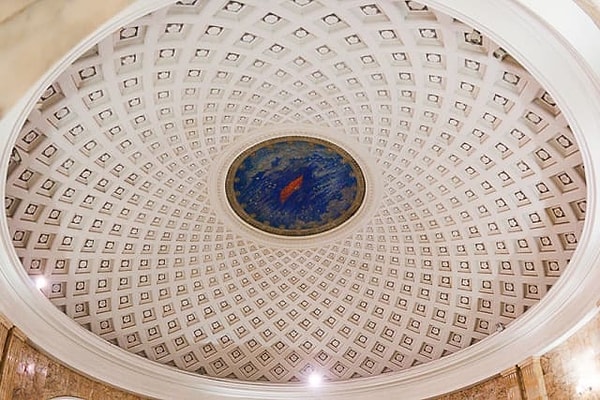 8. Как считаете, где можно увидеть такой великолепный потолочный купол?
