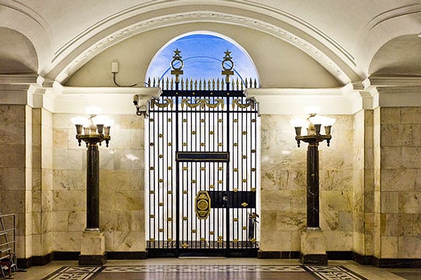 9. Хм, выглядит как ворота средневекового замка... Где это?