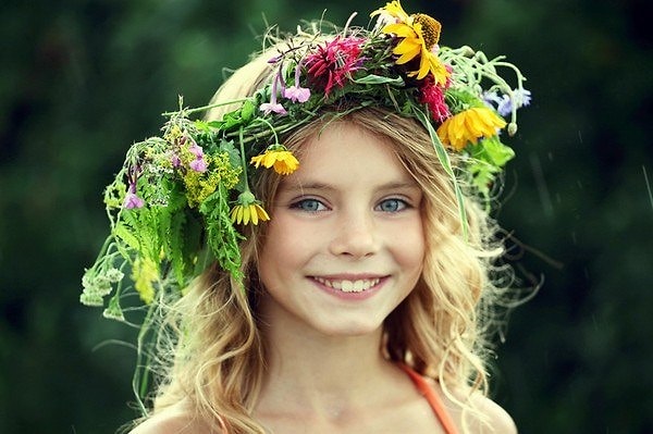 1. По мнению историка Вернадского, слово "русский" произошло от иранского "рухс" (или "рохс"), что значит "свет, светлый, белый"