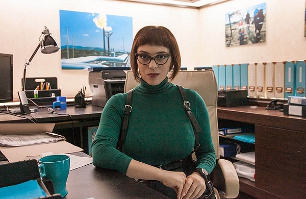 11. И последний вопрос: из какого сериала секретарь Вика с внушительным бюстом?