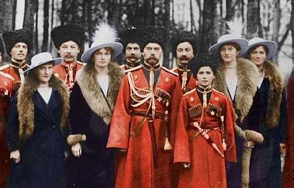 4. У русского народа было 19 цариц и царей из двух династий (Рюриковичи, Романовы).