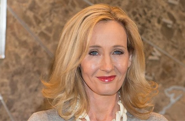 1. Пожалуй, это самая знаменитая писательница в мире на данный момент. Она написала 7 книг о мальчике-волшебнике. Кто это?