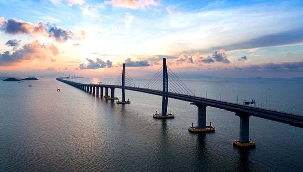 55 kilometre uzunluğundaki köprü, dünyanın en uzun deniz üstü köprüsü oldu.