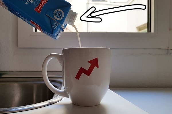 10. Да-да, именно так стоит наливать молоко, чтобы оно не пролилось.