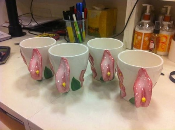 1. Что? Это же всего лишь чашки с оригинальными ручками-лепестками