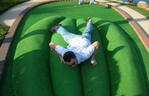 8. Эээ... Просто мужчина верхом на... горках 😳