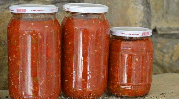 10. Milli yemeğimiz menemen için kışlık domates konservesi nasıl fikir? Getirenin elini bi' öperiz ama. 🤓