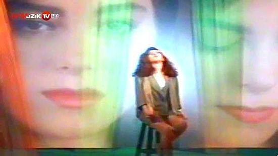 Aylin Livaneli - Sevda Değil Şarkı Sözleri